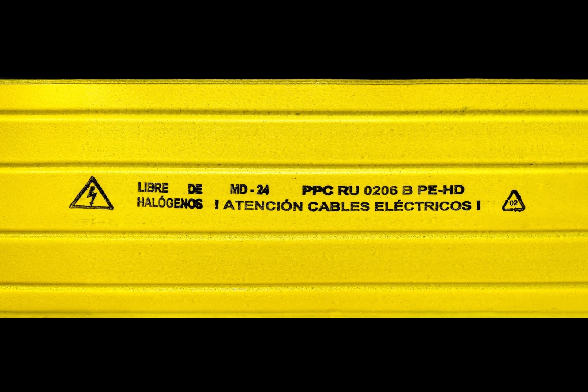 Detalle de superficie de placa de protección de cables